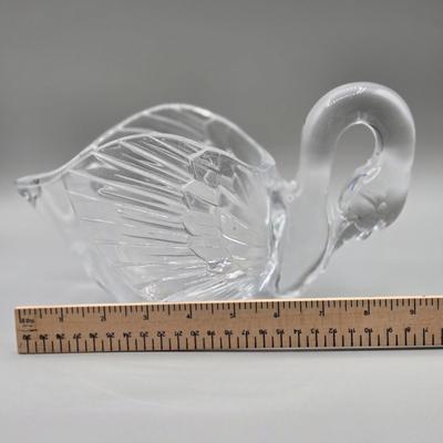 LOT 67A: Swan Figurines