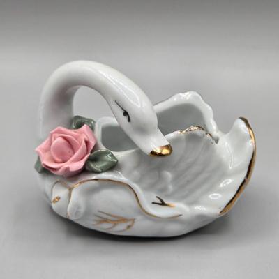 LOT 67A: Swan Figurines
