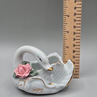 LOT 67A: Swan Figurines