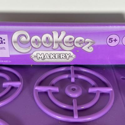 LOT 101C: Two Cookeez Makerys NIP & More