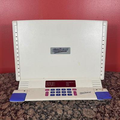 LOT 104C: Vintage GeoSafari Electronic Learning System w/ Cards & Bag