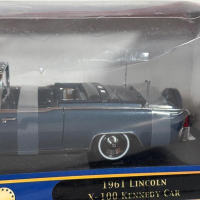 LOT 111C: American Mint Die Cast 1961 Lincoln x 100 Kennedy Car in Box