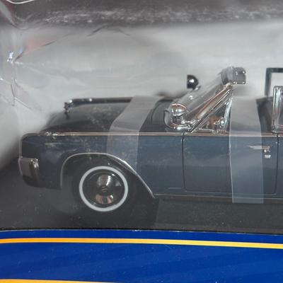 LOT 111C: American Mint Die Cast 1961 Lincoln x 100 Kennedy Car in Box