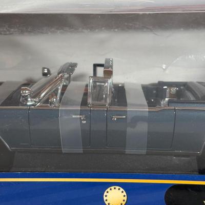 LOT 111C: American Mint Die Cast 1961 Lincoln x 100 Kennedy Car in Box