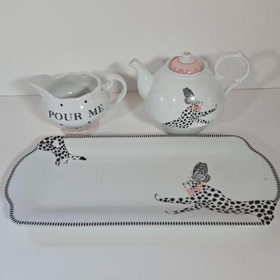 LOT 142B: Ellen Studio London Teapot, Creamer, and Tray and 2 Plastic Serving Platters