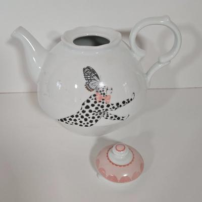 LOT 142B: Ellen Studio London Teapot, Creamer, and Tray and 2 Plastic Serving Platters