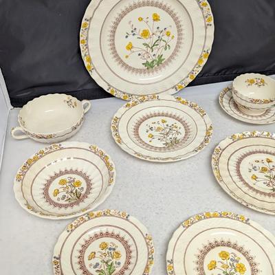 40+ Pieces Of Copeland Buttercup By Spode Dinner Dishes #81 (HW)