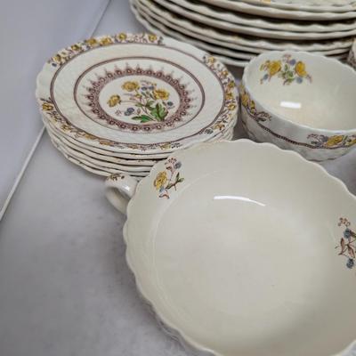 40+ Pieces Of Copeland Buttercup By Spode Dinner Dishes #81 (HW)