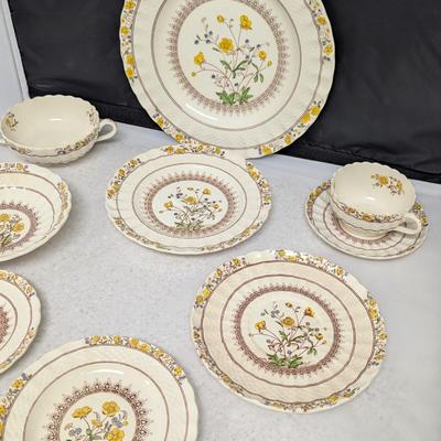 40+ Pieces Of Copeland Buttercup By Spode Dinner Dishes #81 (HW)