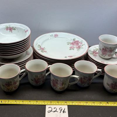 Gibson Roseland Dish Set