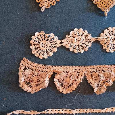 VARIOUS PIECES OF HANDMADE VINTAGE LACE
