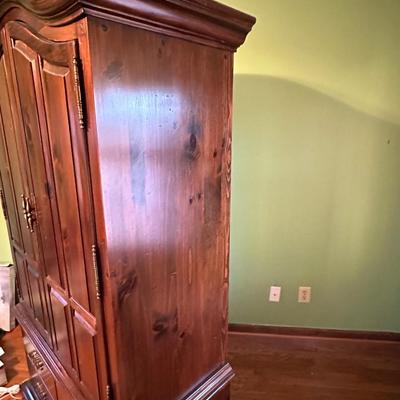 Beautiful Vintage Wooden Bedroom Armorie