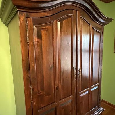 Beautiful Vintage Wooden Bedroom Armorie