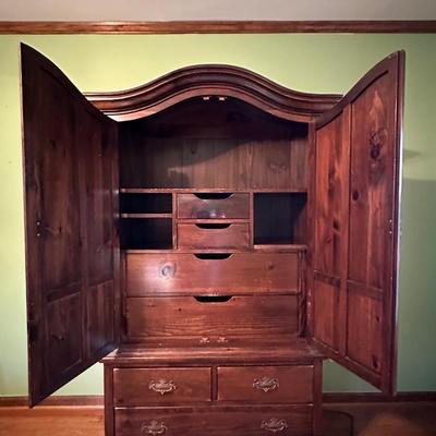 Beautiful Vintage Wooden Bedroom Armorie