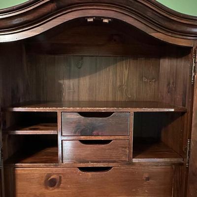 Beautiful Vintage Wooden Bedroom Armorie