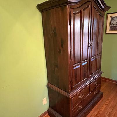 Beautiful Vintage Wooden Bedroom Armorie