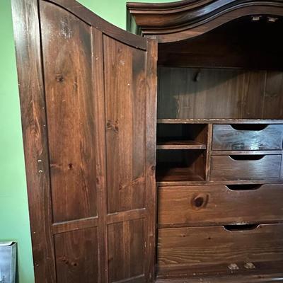 Beautiful Vintage Wooden Bedroom Armorie