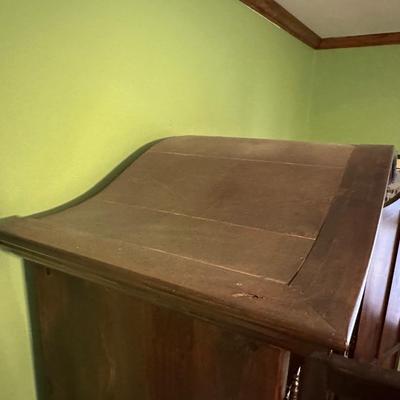 Beautiful Vintage Wooden Bedroom Armorie