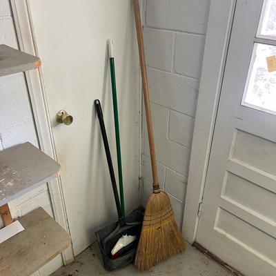 Rubbermaid & Behrens Garbage Cans & Brooms (B2-MG)