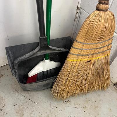 Rubbermaid & Behrens Garbage Cans & Brooms (B2-MG)