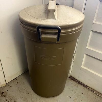 Rubbermaid & Behrens Garbage Cans & Brooms (B2-MG)