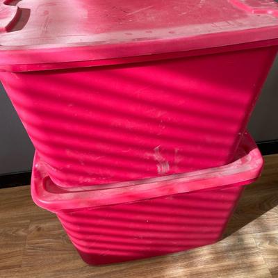 2 red totes