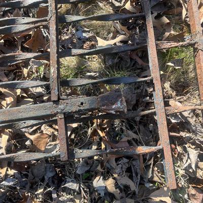 Four Wrought Iron Railings (Y-MG)