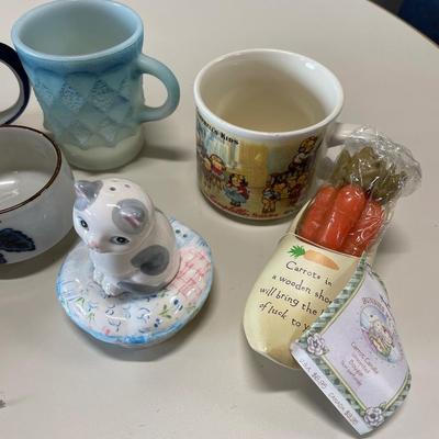 Mugs and S&P kitty shaker