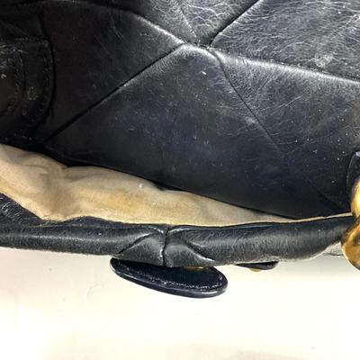 561 MARC JACOBS Black Leather Gold Tone Shoulder Bag