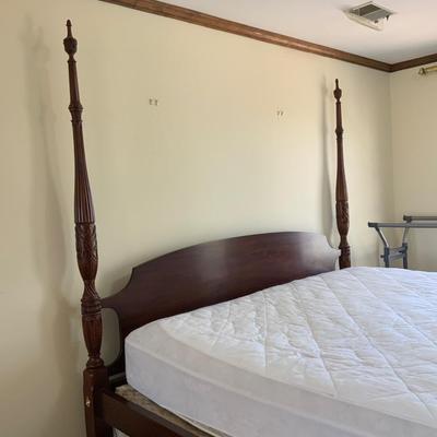 Henkel Harris Beautiful Quality King Size 4 Poster Bed with Frame