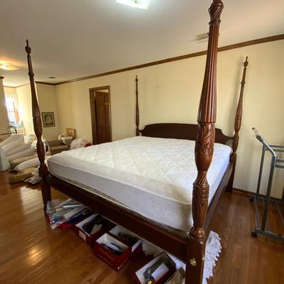 Henkel Harris Beautiful Quality King Size 4 Poster Bed with Frame