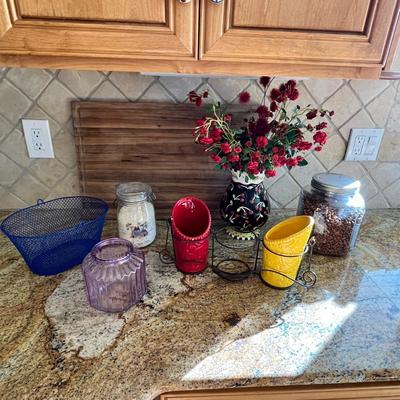 Lot 101 Assortment of home decor