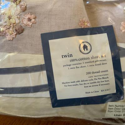 Lot of Matching Quilt, Sheets and Shams