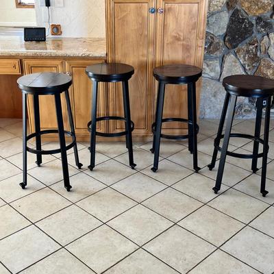 Lot 108 4 barstools - Rustic Style