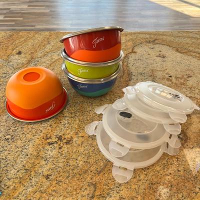 Lot 111 4 Fiestawear bowls with lids