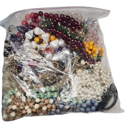 7 Gallon Sized Bags of Costume Jewelry, over 500 Pieces