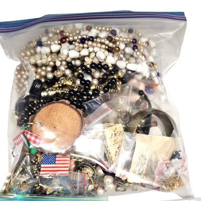 7 Gallon Sized Bags of Costume Jewelry, over 500 Pieces