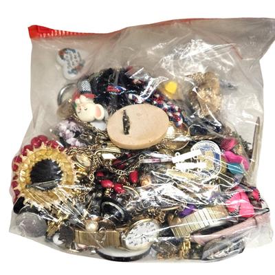 7 Gallon Sized Bags of Costume Jewelry, over 500 Pieces