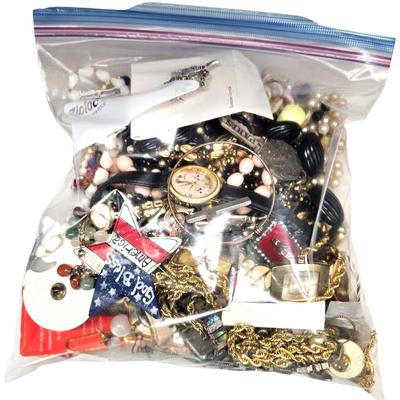 7 Gallon Sized Bags of Costume Jewelry, over 500 Pieces