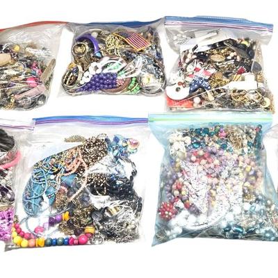 7 Gallon Sized Bags of Costume Jewelry, over 500 Pieces