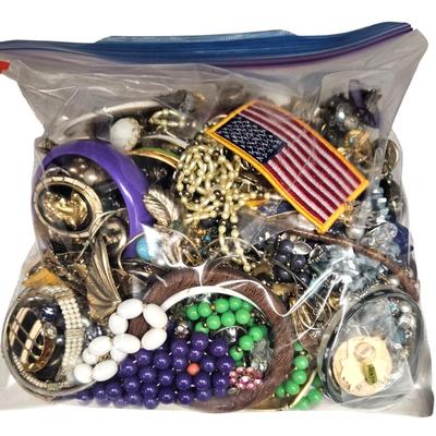 7 Gallon Sized Bags of Costume Jewelry, over 500 Pieces