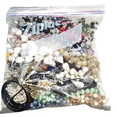 7 Gallon Sized Bags of Costume Jewelry, over 500 Pieces