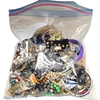 7 Gallon Sized Bags of Costume Jewelry, over 500 Pieces