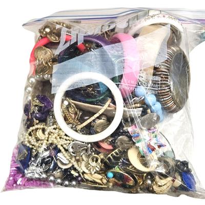7 Gallon Sized Bags of Costume Jewelry, over 500 Pieces