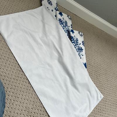 Lot 122 microfiber hand towels (snowflake)