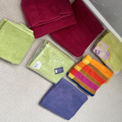 Lot 123 assorted towels and bathmats
