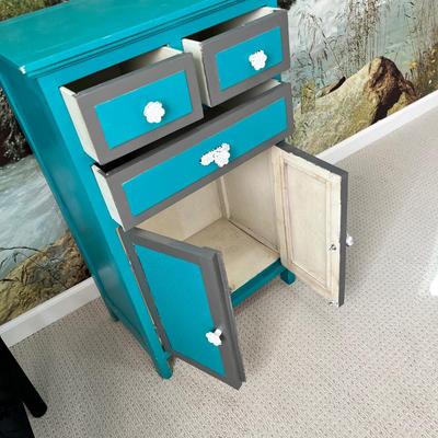 Lot 126 small green 3-drawer cabinet