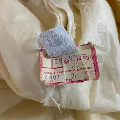 Ladies 1968 Ivory Wedding Dress with long train Size 3