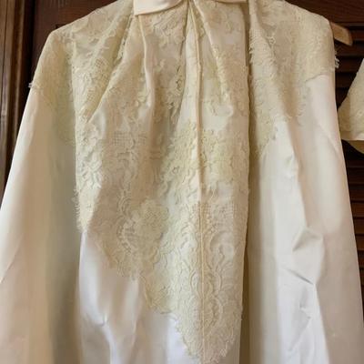 Ladies 1968 Ivory Wedding Dress with long train Size 3