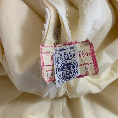 Ladies 1968 Ivory Wedding Dress with long train Size 3